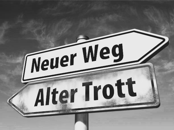 Zwei Wegweiser in entgegengesetzter Richtung mit dem Text "Neuer Weg" und der andere mit "Alter Trott"