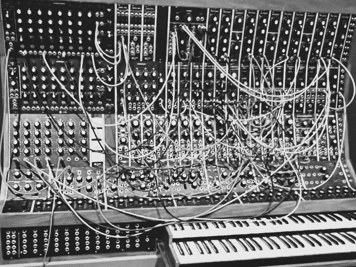 Bild eines alten analogen Korg Synthesizers 